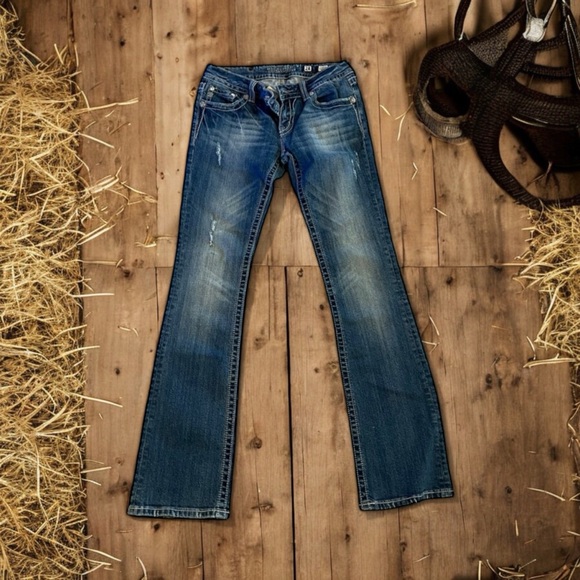 Miss me bootcut Size 28 floral fleur de lis design on back pockets. Beautiful - Picture 8 of 17